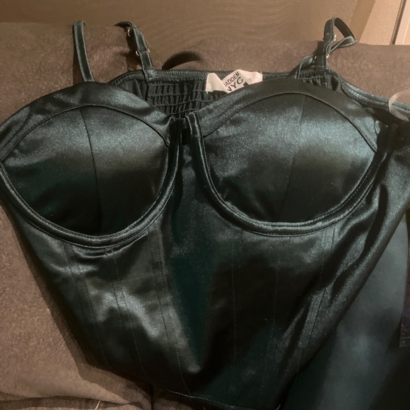 Woman’s 3 Piece Winter Green Satin Set Lg - Picture 3 of 14